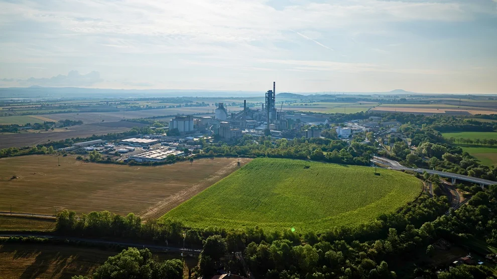 Cementárna Holcim v Čížkovicích uprostřed zemědělské krajiny Českého středohoří