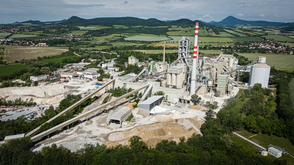 Letecký pohled na lom u cementárny Holcim v Čížkovicích, v pozadí České středohoří