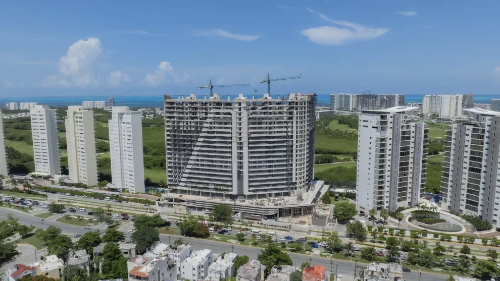 Rozestavěná rezidenční věž Woha Tower v mexickém Cancúnu, stavěná z betonu ECOPact s cementem z kalcinovaného jílu