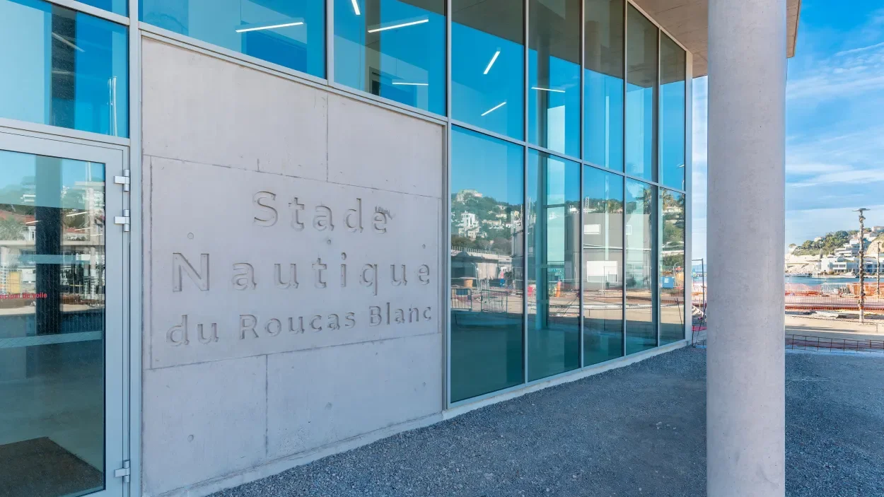 Nápis Stade Nautique du Roucas Blanc vyražený v betonové fasádě z nízkoemisního betonu ECOPact s cementem z kalcinovaného jílu