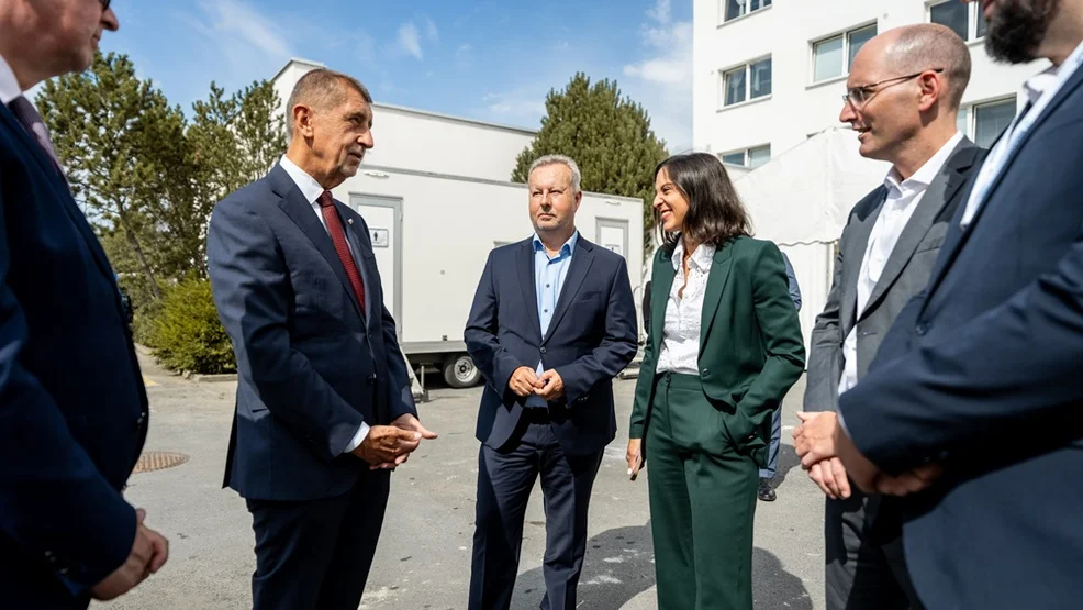 Zástupci vlády a managementu Holcim v rozhovoru před slavnostním otevřením nové linky na kalcinované jíly v Čížkovicích