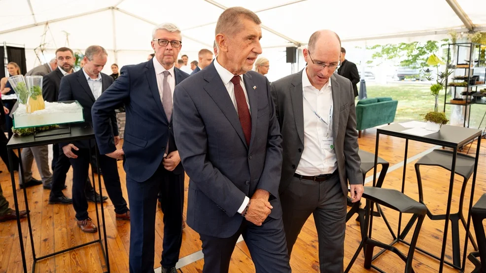 Hosté přicházejí do slavnostního stanu při otevření nové linky na kalcinované jíly v cementárně Holcim v Čížkovicích