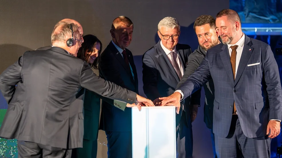 Zástupci vlády a managementu Holcim symbolicky spouštějí novou linku na kalcinované jíly v Čížkovicích