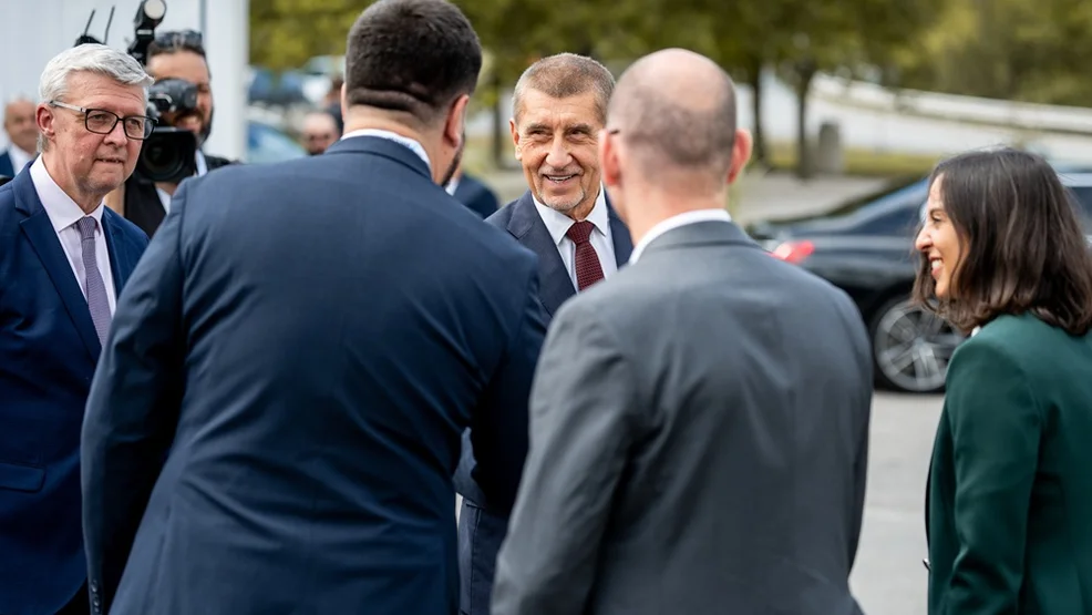 Vítání hostů při slavnostním otevření nové linky na kalcinované jíly v cementárně Holcim v Čížkovicích